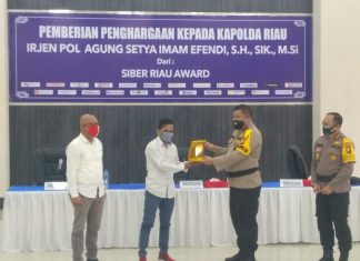 Kapolda Riau Terima Penghargaan Siber Riau Award 2020
