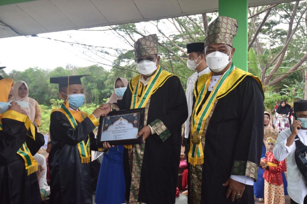 Wisuda Ratusan Santri