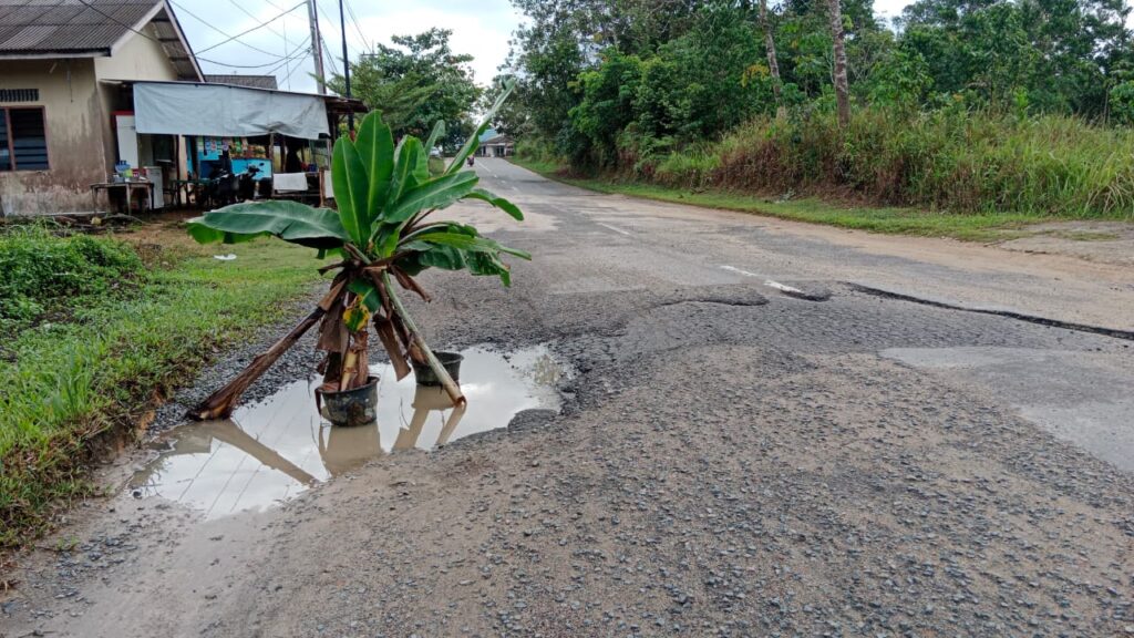 Jalan Berlubang