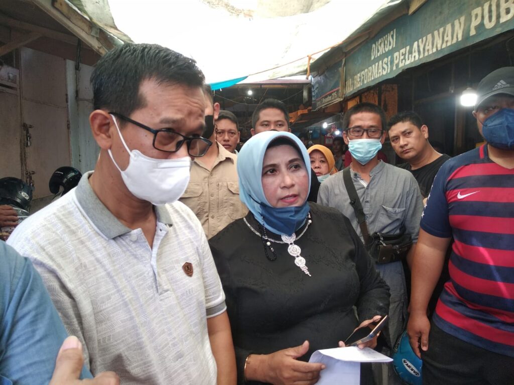 Pelataran Pasar Ambruk