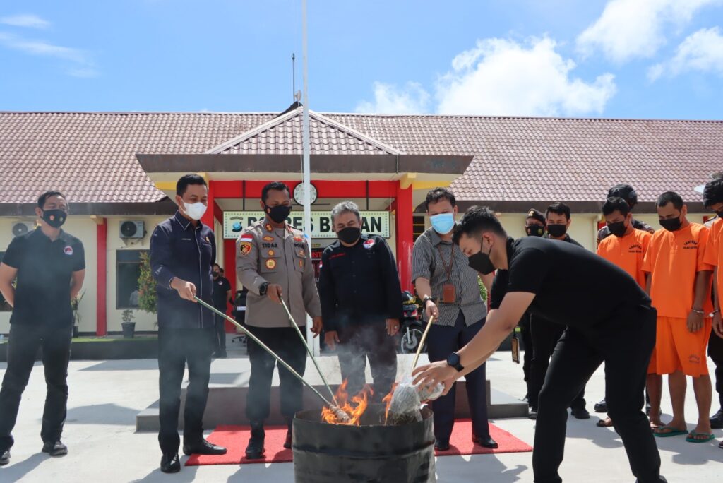 Ganja Dibakar