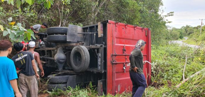 WhatsApp Image 2022-03-21 at 17.03.57 Truk Terbalik