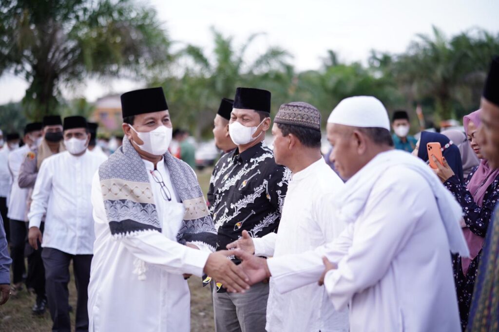 Amby Serahkan Bantuan