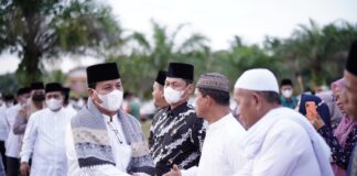 Amby Serahkan Bantuan