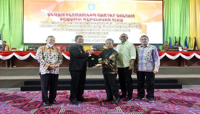Gubernur-Kepri-Ansar-Ahmad-Salam-Komando-Dengan-Ketua-DPRD-Kepri-Jumaga-Nadeak-Usai-Paripurna.-Foto-Ist