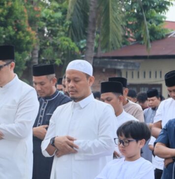 Wako Pekanbaru Salat Idul Adha di Lapangan Perumahan Sidomulyo
