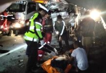 Personel PJR Berjibaku Evakuasi Korban Kecelakaan Maut di Tol Permai