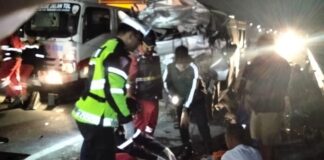Personel PJR Berjibaku Evakuasi Korban Kecelakaan Maut di Tol Permai
