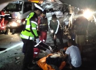 Personel PJR Berjibaku Evakuasi Korban Kecelakaan Maut di Tol Permai
