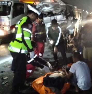 Personel PJR Berjibaku Evakuasi Korban Kecelakaan Maut di Tol Permai