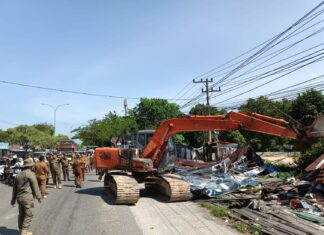 Pemko Pekanbaru Sapu Bersih Lapak PKL di Jalan HR Soebrantas