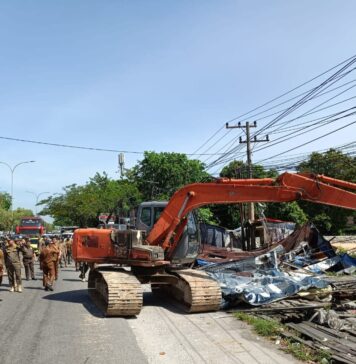 Pemko Pekanbaru Sapu Bersih Lapak PKL di Jalan HR Soebrantas