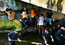 DLHK Pekanbaru Bersama BEM UNRI Goro Bersihkan Sungai Sail