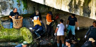 DLHK Pekanbaru Bersama BEM UNRI Goro Bersihkan Sungai Sail