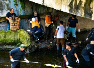 DLHK Pekanbaru Bersama BEM UNRI Goro Bersihkan Sungai Sail