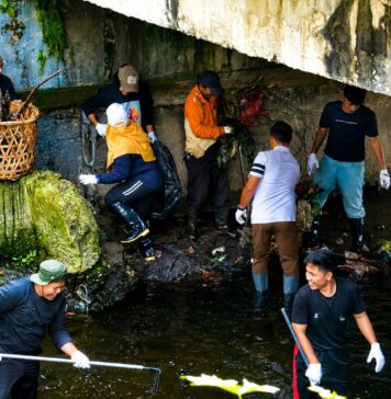 DLHK Pekanbaru Bersama BEM UNRI Goro Bersihkan Sungai Sail