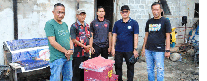 Kabid Sosial Dinas Sosial PMD Kuansing, Irhayandi saat menyerahkan bantuan ke korban kebakaran di Desa Koto Sentajo. F:Sijoritoday.com/Thomas