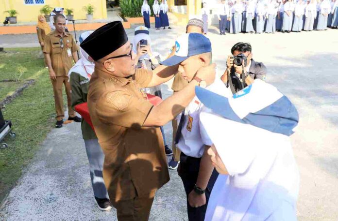 Wali Kota Tanjungpinang, Lis Darmansyah saat meninjau pelaksanaan Masa Pengenalan Lingkungan Sekolah (MPLS) di SMAN 4 Tanjungpinang, Senin (20/7/2026). F:Sijoritoday.com/Diskominfo Tanjungpinang