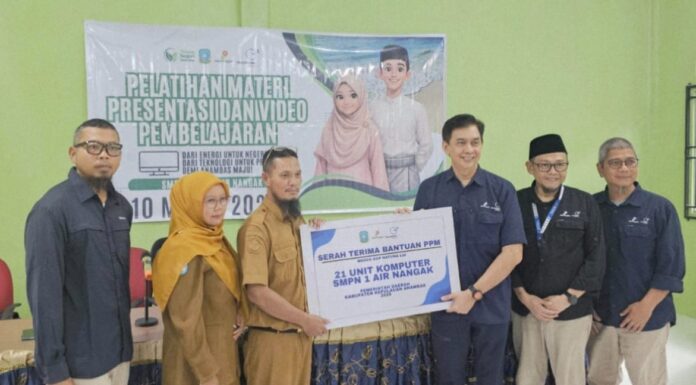 SMPN 1 Air Nangak Terima 20 Komputer dan 1 Unit Server dari Medco E&P 