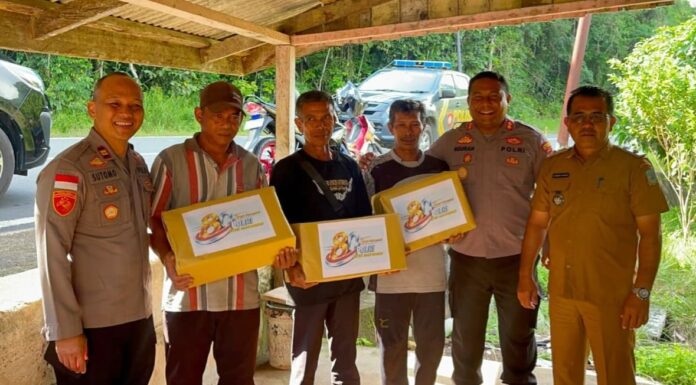 Kapolres Anambas Serahkan 20 Paket Bansos untuk Warga Pulau Jemaja