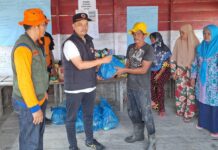 BPBD Inhil Salurkan Bantuan untuk Korban Abrasi di Sungai Nyiur