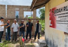 Ketua PWI Kepri Tinjau Program Bedah Rumah di Bintan