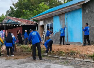 DPC Demokrat Bintan Cat Posyandu dan Goro di Perumahan Warga