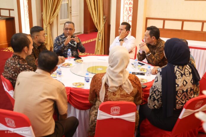 Gubernur Kepulauan Riau,Ansar Ahmad saat menerima jajaran PT PLN Icon Plus di Gedung Daerah Provinsi Kepri, Tanjungpinang, Kamis (27/8/2026). F:Sijoritoday.com/Diskominfo Kepri