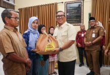 Wagub Kepri Serahkan 500 Paket Sembako ke Warga Tanjungpinang
