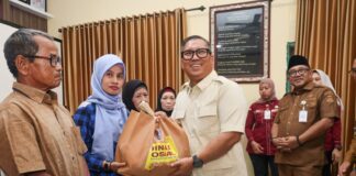 Wagub Kepri Serahkan 500 Paket Sembako ke Warga Tanjungpinang