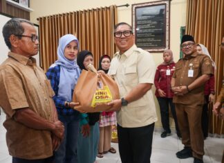 Wagub Kepri Serahkan 500 Paket Sembako ke Warga Tanjungpinang