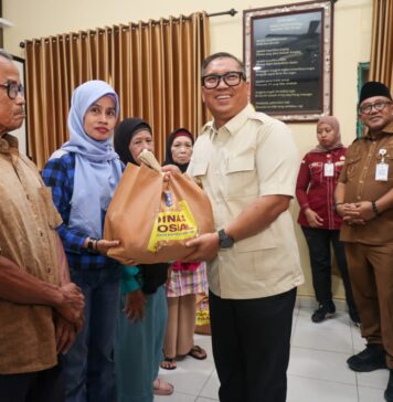Wagub Kepri Serahkan 500 Paket Sembako ke Warga Tanjungpinang