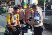 Polsek Jemaja Bagikan 70 Bendera Merah Putih kepada Warga dan Nelayan