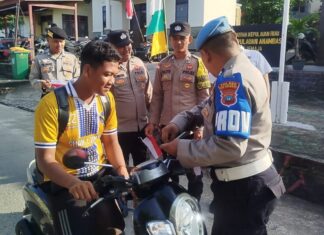 Polsek Jemaja Bagikan 70 Bendera Merah Putih kepada Warga dan Nelayan