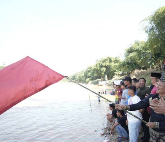 Ribuan Warga Tumpah Ruah Hadiri Festival Pacu Jalur Mini