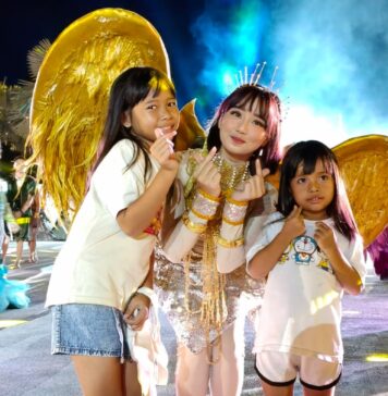 Parade Kostum di Plaza Lagoi, Begini Antusias Warga dan Turis