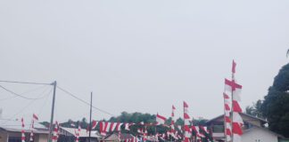 Pemdes Bakong Bersama Pemuda Bagikan 1.000 Bendera Merah Putih ke Masyarakat