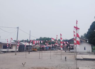 Pemdes Bakong Bersama Pemuda Bagikan 1.000 Bendera Merah Putih ke Masyarakat