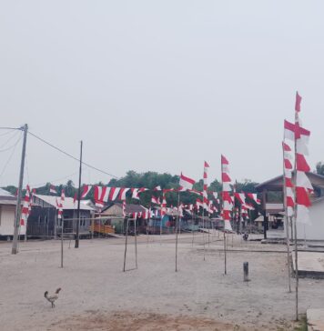 Pemdes Bakong Bersama Pemuda Bagikan 1.000 Bendera Merah Putih ke Masyarakat