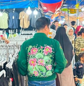 Tanpa Pengawalan, Plt Bupati Kuansing Blusukan ke Tengah Warga dan Pedagang