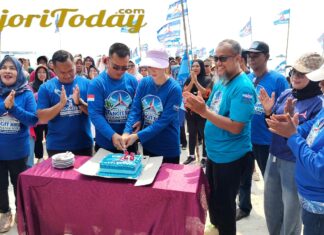 Warga Padati Peringatan HUT ke-25 Partai Demokrat di Pantai Padang Melang 