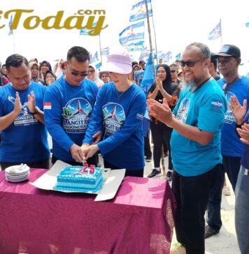 Warga Padati Peringatan HUT ke-25 Partai Demokrat di Pantai Padang Melang 