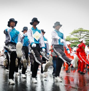 Hujan Rintik Tak Surutkan Semangat Warga Karimun Ikuti Lomba Gerak Jalan