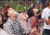 Hebohnya Emak-emak Ikut Lomba Makan Kerupuk di Kampung Bukit Abun