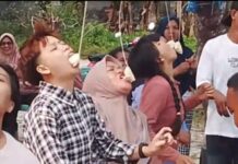 Hebohnya Emak-emak Ikut Lomba Makan Kerupuk di Kampung Bukit Abun