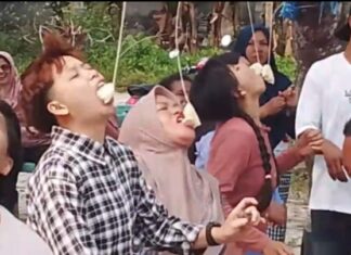 Hebohnya Emak-emak Ikut Lomba Makan Kerupuk di Kampung Bukit Abun