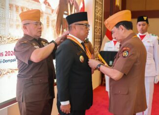 Wagub Kepri Terima Anugerah Bintang Veteran