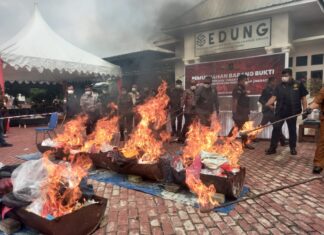 Kejari Karimun Musnahkan Barang Bukti Perkara Tindak Pidana