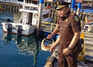 Sambut Hari Jadi Kejaksaan ke-81, Kajari Anambas Tabur Bunga di Laut 