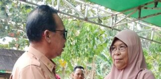 Wabup Natuna Bagikan Bantuan Beras dan Tinjau Pelayanan Puskesmas Batubi